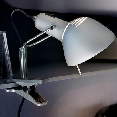 KAUFMAN Lampe à pince 

NAOMI PINZA 

Designer : Yaacov Kaufman

Fabricant : Lumina...