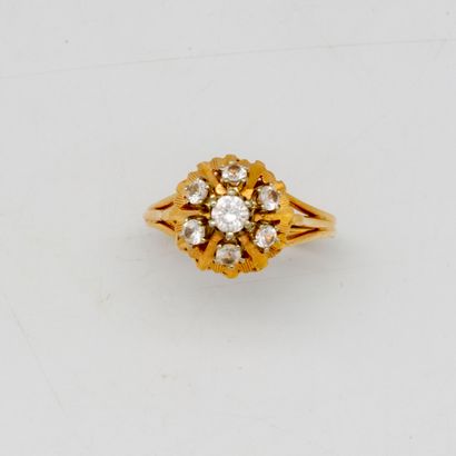null Yellow gold ring set with white stones

Gross weight: 3.4 g.