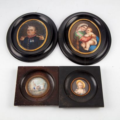 null Ensemble de quatre miniatures: 

Vierge à la chaise d'après Raphael - Portrait...