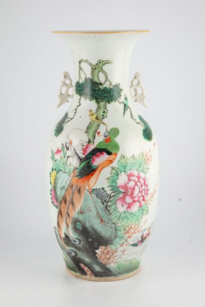 null Vase balustre en porcelaine à décor émaillé polychrome de volatiles, pivoine...