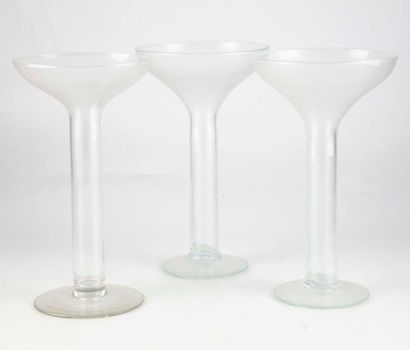 null Trois vases soliflore en verre

H. : 25 cm