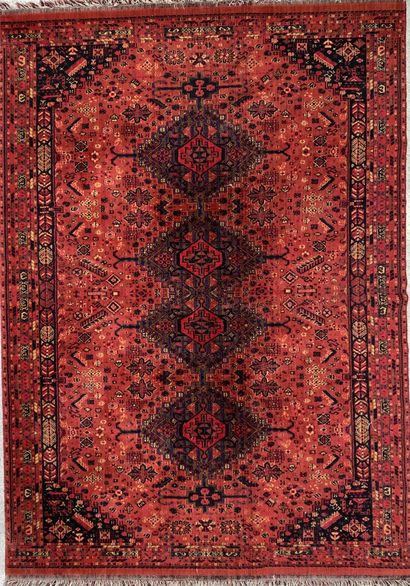 null Tapis en laine à décor polychrome de losanges sur fond rouge

270 x 188 cm