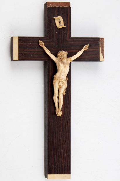 null Christ en ivoire sur sa croix en bois. XIXe

H. : 30 cm

Accident - en l'ét...