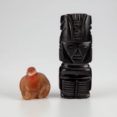 null Amulette en onyx en forme de totem tribal. On joint un Bouddha en pierre dure...