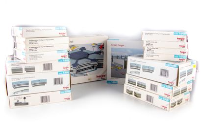 null HERPA 1/500 

Lot of new airport buildings and accessories in boxes

Some airport...