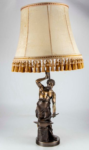 null Forgeron en bronze monté en lampe

H. : 53 cm