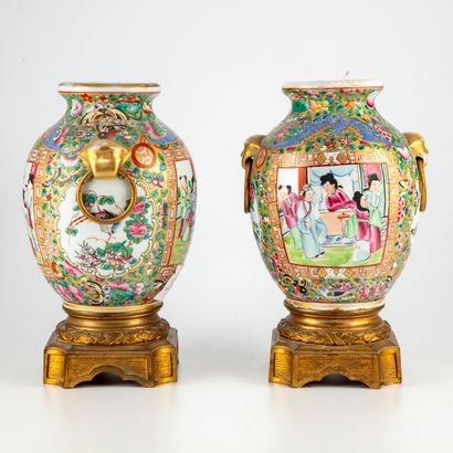 null Paire de vases en porcelaine à décor polychrome et doré de scènes animées 

Canton,...