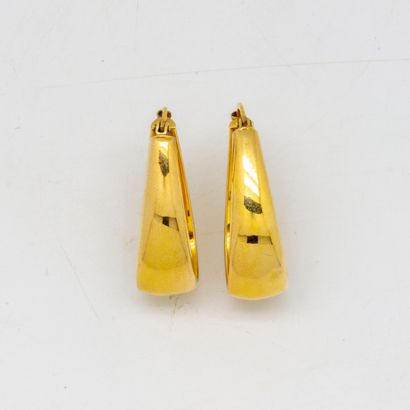 null Paire de boucles d'oreilles en goutte en or jaune

Poids : 3,1 g.