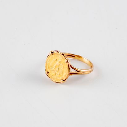 null Gold ring with a mexican coin 

Total weight : 5,1g