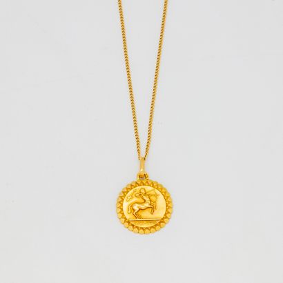 Médaille et chaine en or jaune 
Poids : 6,69...