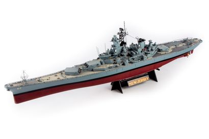 null Model of the warship "New Jersey" in painted plastic

H. 25 cm ; L. 77 cm 

(Small...