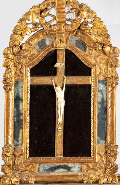 null Christ en croix Janséniste en os dans un cadre en bois doré à parecloses à décors...
