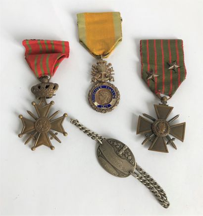 null Set of medals and military chain bracelet of the 14/18 war : Croix de guerre...
