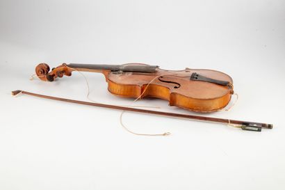 null Violon et archet accidentés

(Copie de Stradivarius)

Manques

50x16cm