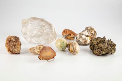 null HISTOIRE NATURELLE

Lot de 9 minéraux dont une agate et deux oeufs en pierre...