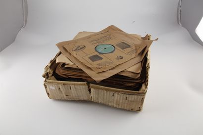null Phonograph " Pathéphone " with a set of spare discs and needles

Dimensions:...