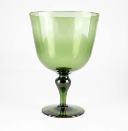 null Grande coupe sur pied en verre de couleur verte

H. : 27 cm