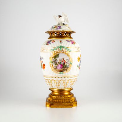 null Vase couvert en porcelaine à décor émaillé polychrome et doré de fleurs et de...