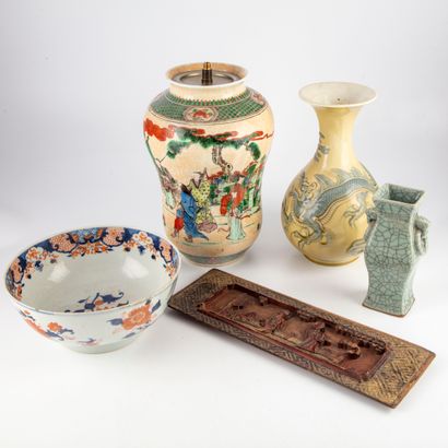 null Lot comprenant : Vase en porcelaine à décor d'un dragon

Pied de lampe en céramique...