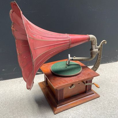 null Phonograph " Pathéphone " with a set of spare discs and needles

Dimensions:...