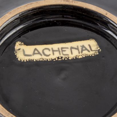 Lachenal Edmond LACHENAL (1855-1930)

Plat en faïence émaillée noir

Signé "Lachenal"

D....