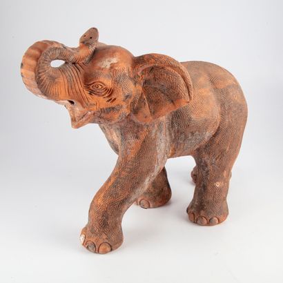 null Sculpture en terre cuite représentant un éléphant, défenses manquantes

Dimensions...
