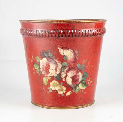 null Poubelle en tôle laqué rouge à décor de bouquet de roses. 

H. : 20 cm ; D....