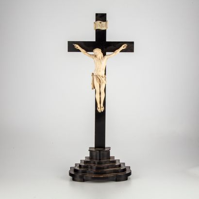 null Christ en ivoire sculpté sur une croix en bois noirci à socle en registres

XIXe

H...