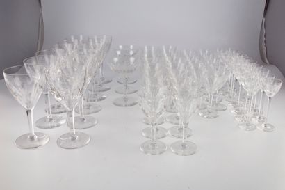 null Partie de service de verres en cristal comprenant : 

- Douze verres à eau

-...