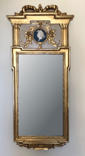 null Petit miroir d'entre fenêtre en bois doré et mouluré. Le fronton orné d'un médaillon...