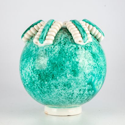 SAINTE RADEGONDE SAINTE RADEGONDE 

Vase boule en céramique vernissée vert émeraude...