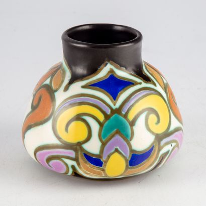 Petit vase en céramique à décor polychrome...