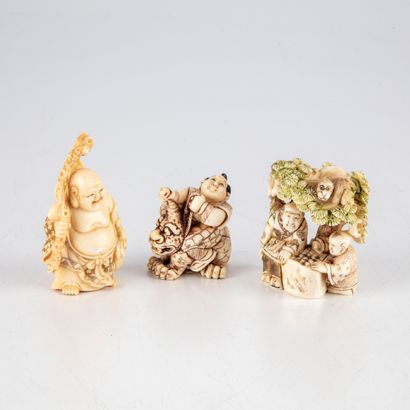CHINE Trois netsuke en ivoire polychromé figurant : 

Un Bouddha tenant une branche

Un...