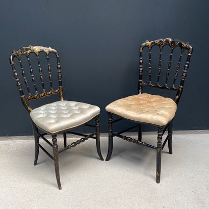 Deux chaises pouvant former une paire, en...