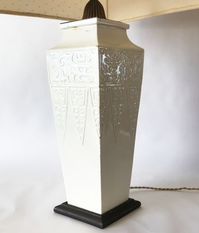CHINE CHINE dans le goût 

Vase de forme losangique en céramique à motifs stylisés...
