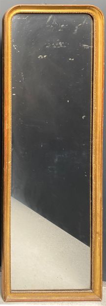 null Miroir d'entre fenêtre rectangulaire en bois doré. Style du XVIIIe

H.:184 cm

Usures,...