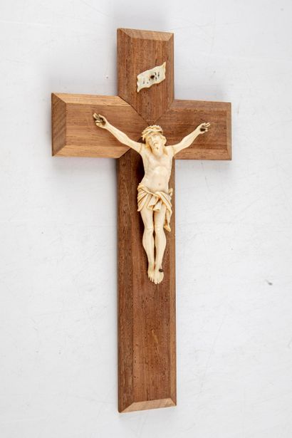 Christ en ivoire sculpté sur une croix en...