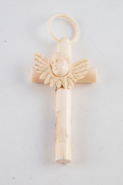 null Croix de berceau en ivoire sculpté d'une crois et d'un ange 

Début du XXème...