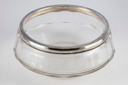 null Coupe en verre taillé cerclée de métal argenté

Dans son coffret (usé, taché)

Diam...