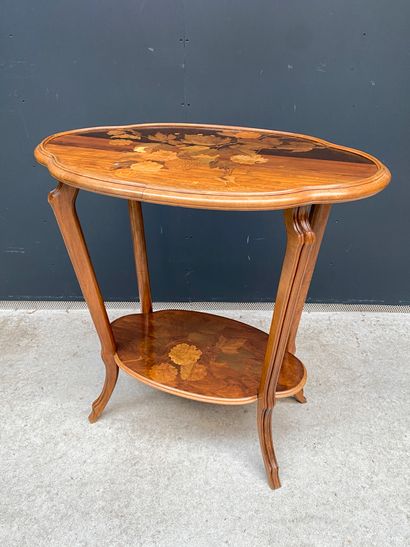 GALLE Emile GALLE (1846 - 1904)

Table à thé en bois à double plateau le décor végétal...