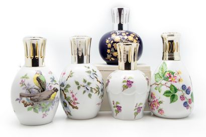 LIMOGES LIMOGES

Cinq lampes Berger en porcelaine à décor émaillé polychrome de fleurs,...