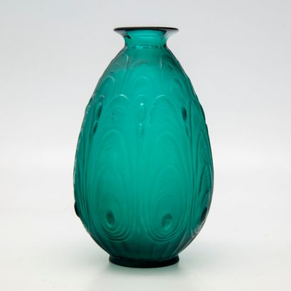 SABINO Marius Ernest SABINO (1878-1961)

Vase "Les Ondes" en verre teinté émeraude

Signé

H.:15...