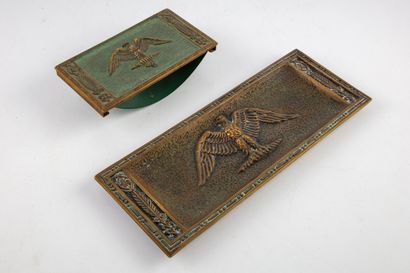 LE VERRIER Max LE VERRIER (1891-1973)

Buvard et plumier en bronze à décor d'un aigle...