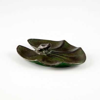 LE VERRIER Max LE VERRIER (1891-1973)

Petit vide poche en régule à décor d'une grenouille...