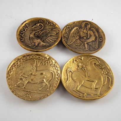 LE VERRIER Max LE VERRIER (1891-1973)

Suite de 4 vide-poches en bronze à décor mythologique...