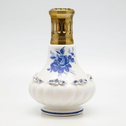 null Lampe Berger en porcelaine à décor de fleurs en camaïeu bleu et en relief dans...