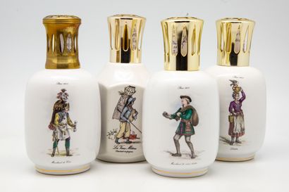 null Quatre lampes Berger en porcelaine à décor émaillé polychrome des Vieux Métiers...