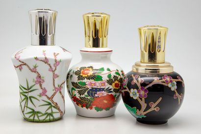 null Trois lampes Berger en porcelaine à décor émaillé polychrome de fleurs et oiseaux...