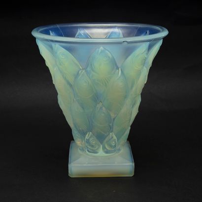 SABINO Marius Ernest SABINO (1878-1961)

Vase "Carangues" en verre opalescent

Signé

H.:13,5...