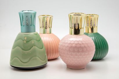 null Quatre lampes Berger en céramique dont :

- Deux des modèles Mys rose et verte

-...